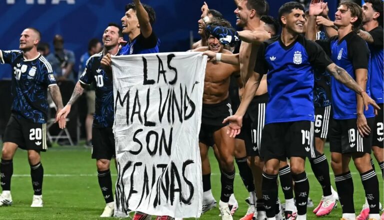 Video inédito: Así llegó la bandera de las Malvinas a los jugadores de Argentina en el Mundial