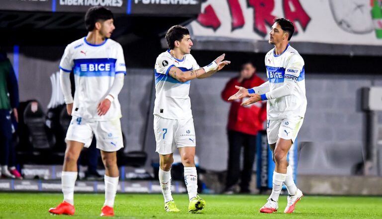 Pese a lograr importante empate: Los apuntados por los hinchas de la UC tras duelo ante Estudiantes