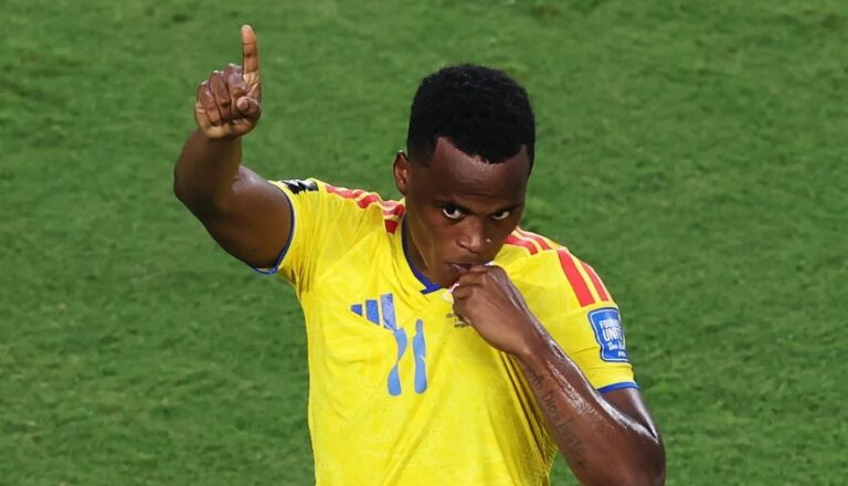 El gran gesto de futbolista Jhon Arias tras terremoto en Colombia: Mandó avión con suministros médicos