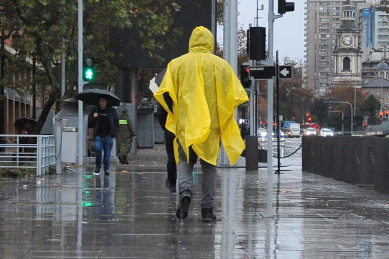 Lluvias continúan este jueves en Santiago: Revisa a qué hora comienzan y en qué sectores