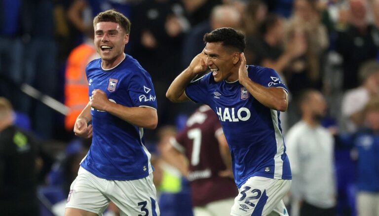 Pura clase: Marcelino Núñez se lució con golazo de mitad de cancha en triunfazo del Ipswich Town