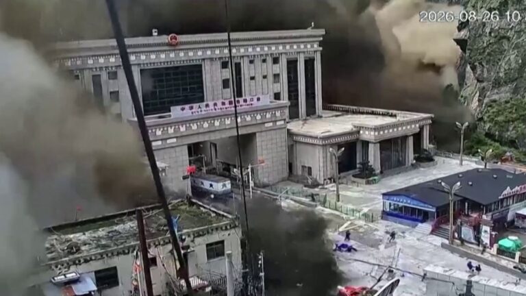Desastre en Nepal: El video del momento exacto de la fatal avalancha en la frontera con China