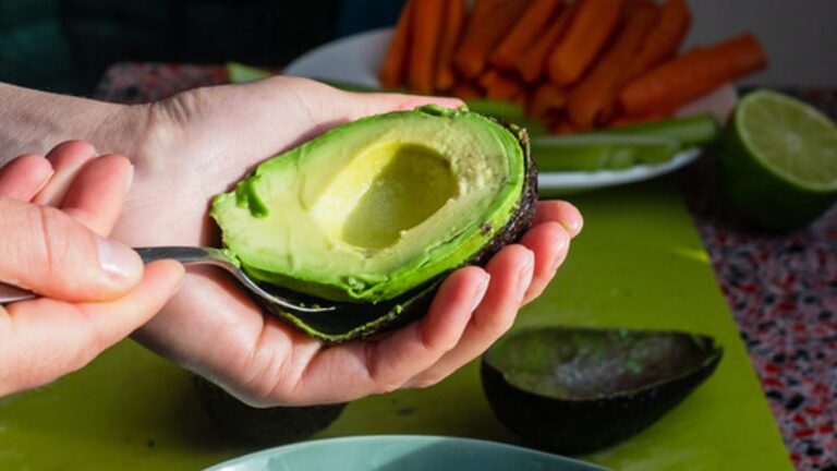 Alarma en Europa: Crece número de personas que llegan a urgencias por no saber cortar una palta
