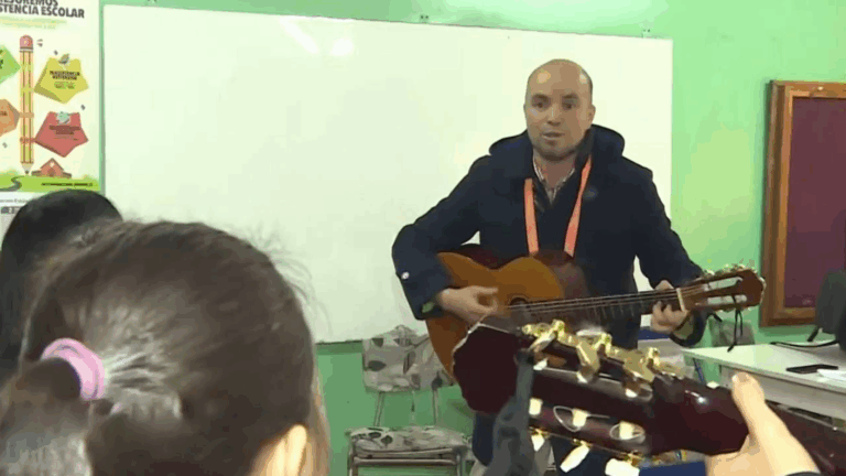 Superchilenos: Profesor transforma la vida cotidiana en canciones junto a sus estudiantes