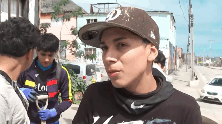 Niño rescatado de aluvión en 2015 ahora limpia Tocopilla junto a sus amigos