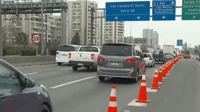Evacúan a 3 mil escolares por emergencia química en Maipú: Suspenden tránsito en Américo Vespucio