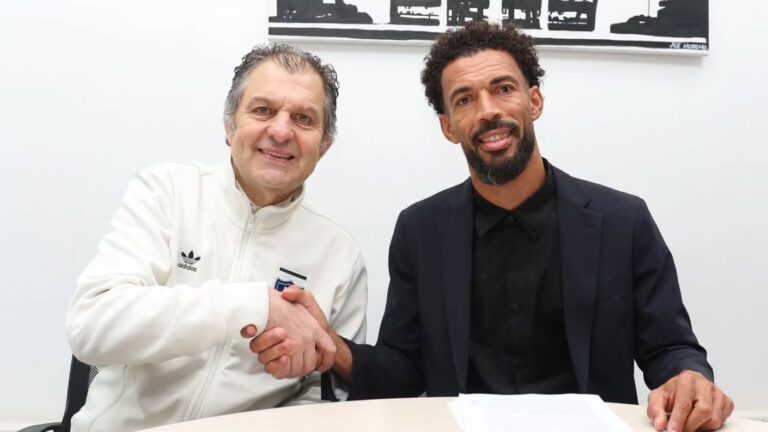 ¡Es oficial! Vozinha firmó con Colo Colo y fue presentado con la camiseta del Cacique
