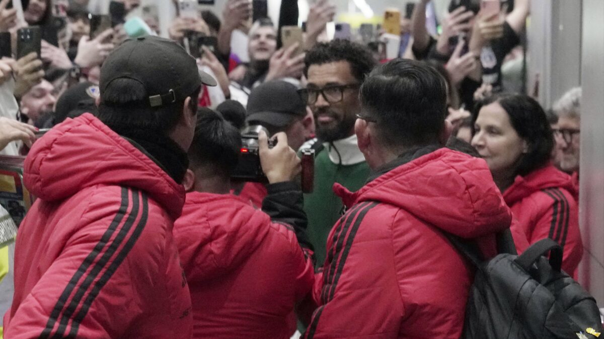Locura total: El grito de los hinchas de Colo Colo para recibir a Vozinha en Chile