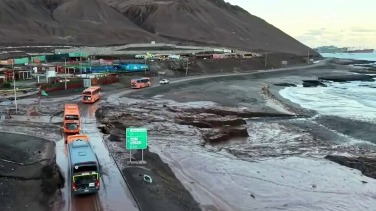 Caleta Coloso bajo el barro: Cámara aérea muestra como quedó la localidad de Antofagasta tras aluvión