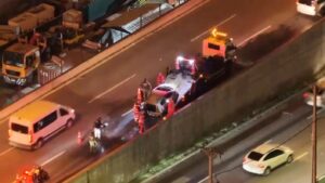 Automóvil que se quemó en medio de autopista Vespucio provoca gran congestión vehicular