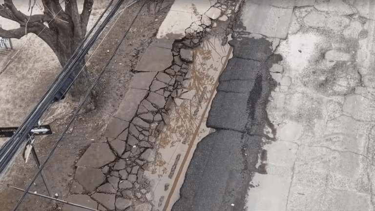 Chile a medias: Gigantescos baches empeoraron tras las lluvias y ponen en peligro a vecinos de Conchalí