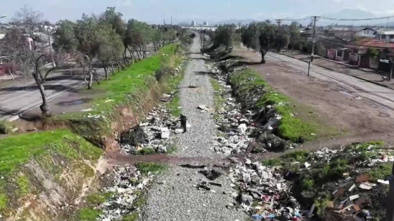 Chile a medias: Línea férrea en desuso en Cerillos acumula basura, escombros y grave abandono