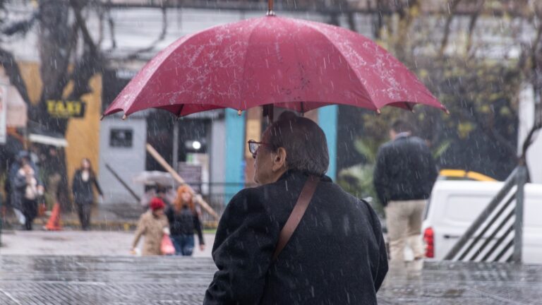 A mantener el abrigo y volver a sacar el paraguas: Anuncian lluvia por cuatro días seguidos en Santiago