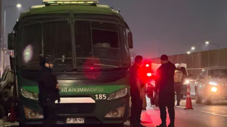 Descartan emboscada: Esto se sabe del detenido que chocó bus de Gendarmería en pleno traslado de internos