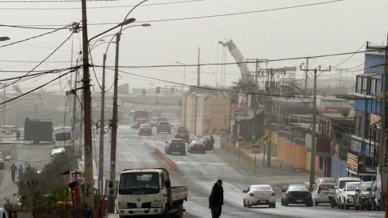 Rachas de hasta 100 km/h: Emiten ALERTA por vientos en dos regiones del norte del país