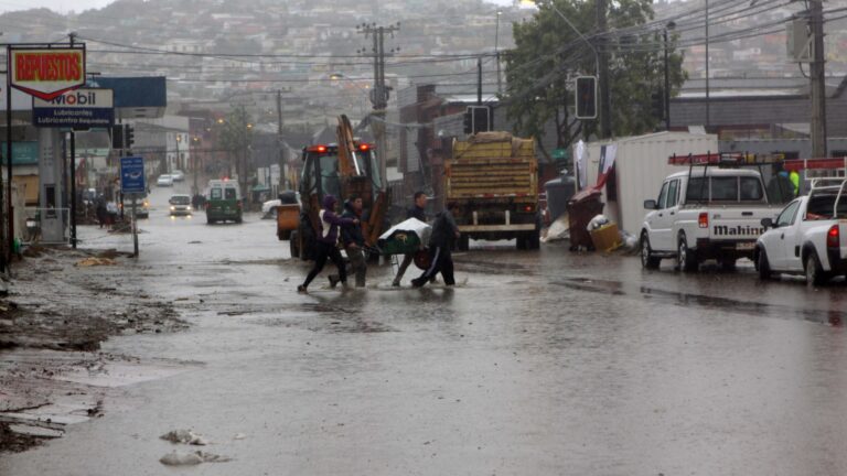 Minuto a minuto | Comenzaron las lluvias en el norte: Tormentas eléctricas se registran en Atacama