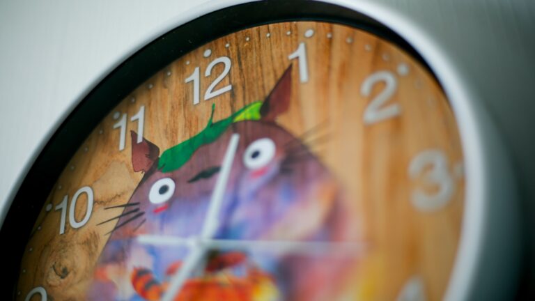 Cómo ayudar a los niños con el cambio de hora: experta entrega 5 consejos
