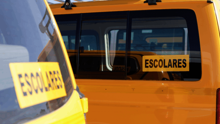 Colisión entre microbús y furgón escolar en Independencia: Habría niños involucrados
