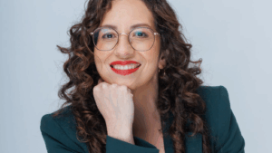 Gael Yeomans es elegida presidenta del Frente Amplio tras imponerse a Constanza Martínez