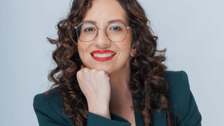 Gael Yeomans es elegida presidenta del Frente Amplio tras imponerse a Constanza Martínez