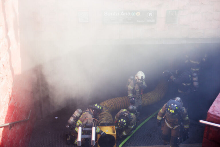 Metro cierra estación Santa Ana de la Línea 5 debido a emanación de humo