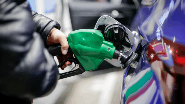 Anticipan nueva alza en precio del diésel: Gobierno estima que subiría hasta $200 por litro