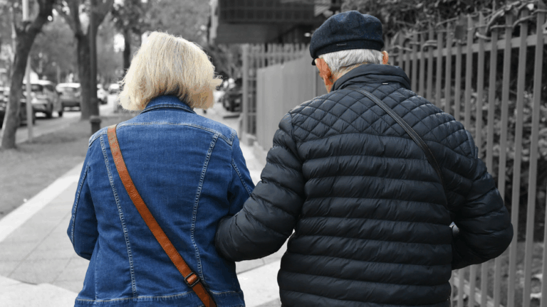 Más adultos mayores que trabajadores: El escenario que enfrentaría Chile en las próximas décadas según proyección