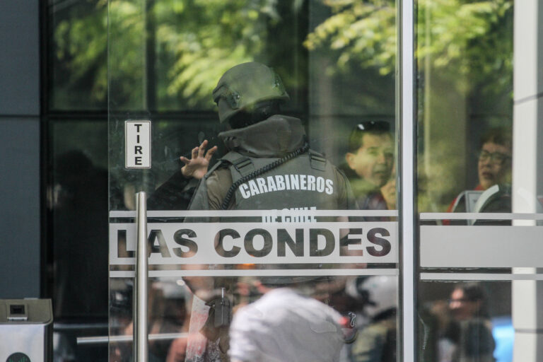 Evacúan edificios en Las Condes por aviso de bomba: GOPE trabaja en el lugar