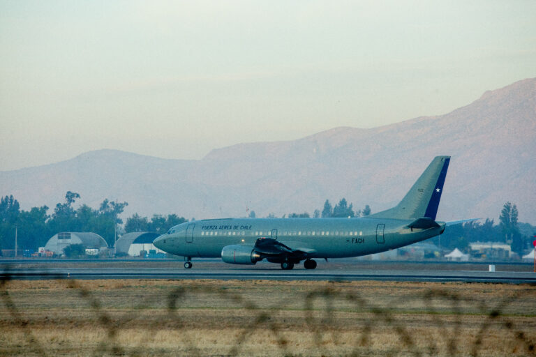 Nuevo vuelo deportó a 40 extranjeros a Colombia y Perú: Gobierno afirma que llevan 1.468 expulsiones