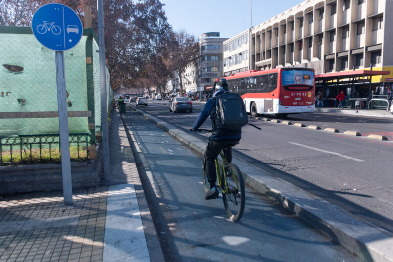 Debate por ciclistas que usan calzadas pese a haber ciclovías: ¿Qué dice la ley?