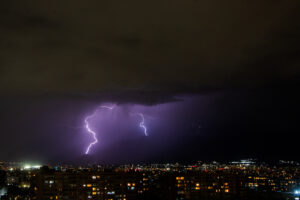 Dirección Meteorológica suma nueva alerta por tormentas eléctricas en dos regiones: Revisa las zonas bajo observación