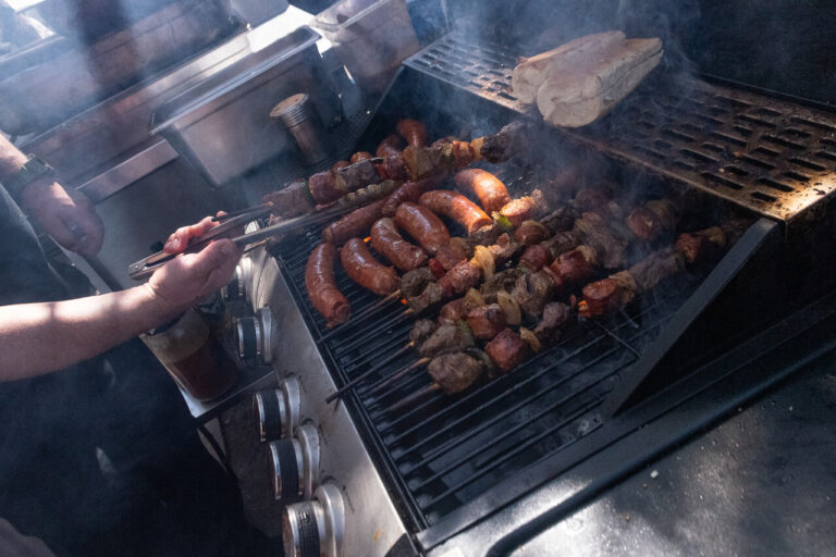 Para considerar en Fiestas Patrias: Limpiaron la parrilla con cepillo de metal, comieron el asado y terminaron en urgencias