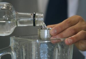 Un brindis por Chile: Pisco nacional es reconocido en competencia internacional y obtiene medalla de oro