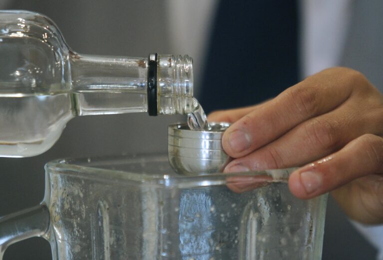 Un brindis por Chile: Pisco nacional es reconocido en competencia internacional y obtiene medalla de oro