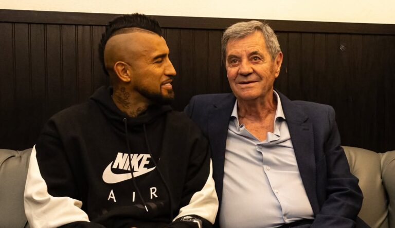 Arturo Vidal agradece a hinchas y se emociona en homenaje a Mirko Jozic: 
