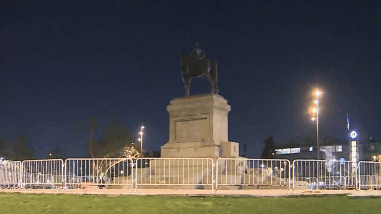 Retiran protección del monumento a Baquedano en Plaza Italia: Cuenta con material antigrafitis