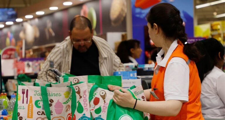 Con sueldo y sin propina: Impulsan cambios para facilitar retorno de empaquetadores a supermercados