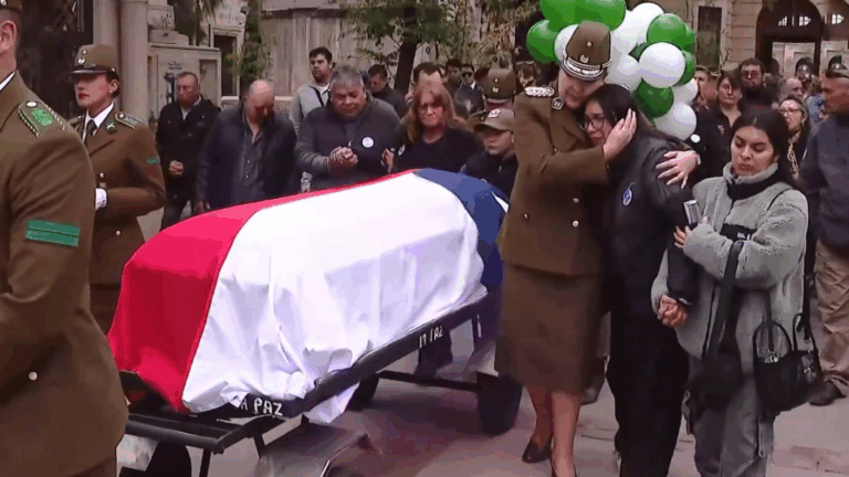 Carabinera abrazó a familiar: Así fue la emotiva despedida del cabo Cristopher Aguilera en el cementerio