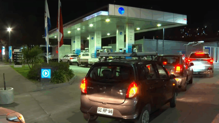 VIDEO | Largas filas en bencineras antes de nueva alza: Bencinas subirán hasta $39,4 por litro
