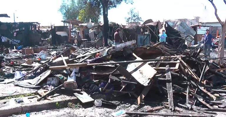 Voraz incendio arrasa con campamento en San Bernardo: 70 viviendas y 280 personas afectadas