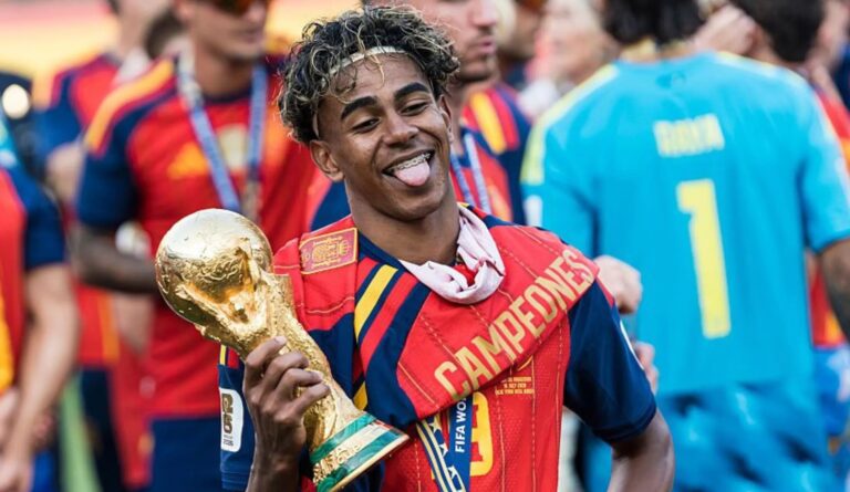 Lamine Yamal golpea la mesa y pide el Balón de Oro: 