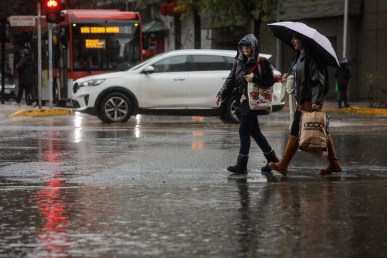 Lluvia este martes en Santiago: Revisa dónde y a qué hora llegarán las precipitaciones
