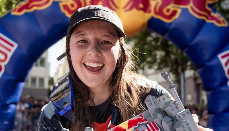 La emoción de Paz Gallo tras conquistar el primer Red Bull Cerro Abajo femenino: 