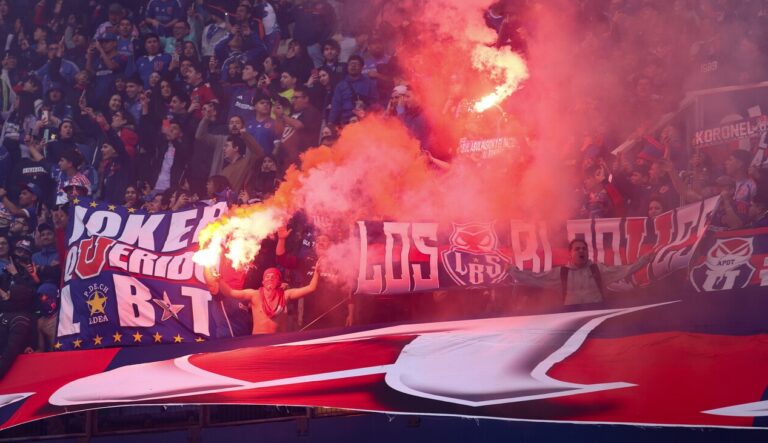 Alerta en la U: Tribunal de Disciplina citó a Los Azules por pirotecnia ante Universidad de Concepción