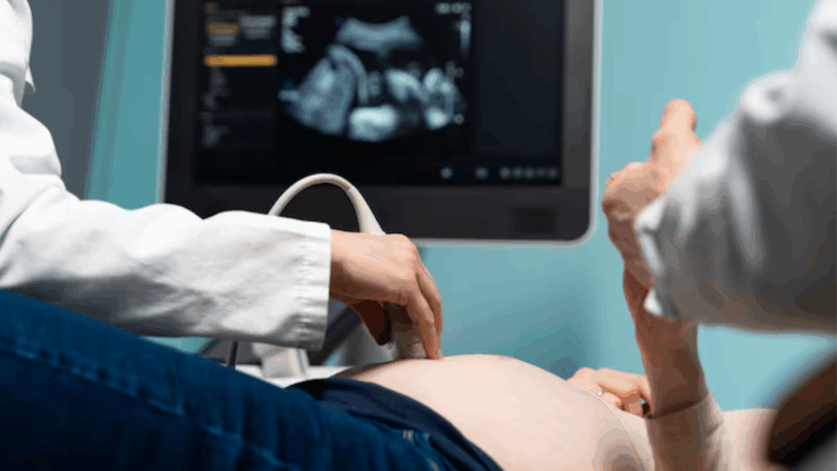 Primera vez en Chile: Mujer gana demanda contra médico que le negó aborto legal por inviabilidad fetal