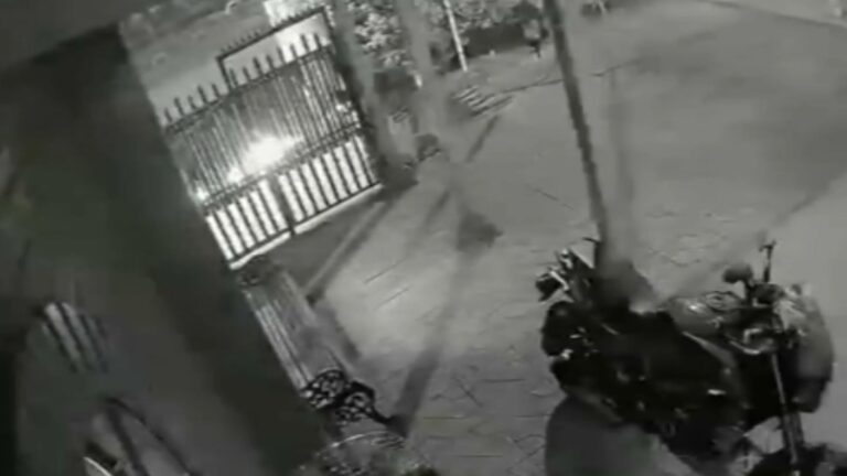 Sería una represalia: Sujetos atacaron compañía de Bomberos en Huechuraba con un artefacto explosivo