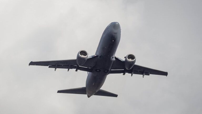 Avión desviado y alerta por posible secuestro: La pelea entre pilotos que obligó a un aterrizaje de emergencia rumbo a Israel