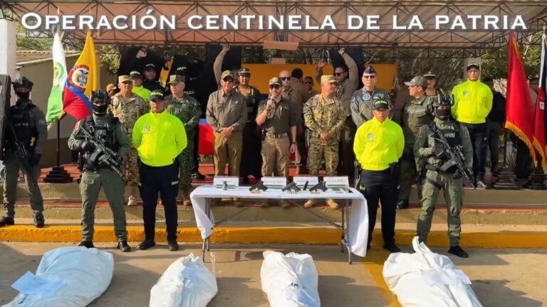 Presidente de Colombia exhibe cadáveres de cuatro presuntos narcoterroristas abatidos en operativo