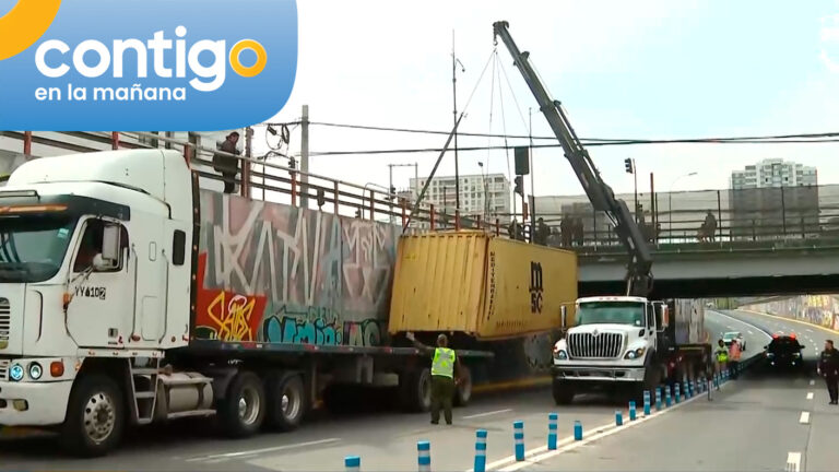 Duró menos de una semana: Camión chocó contra paso bajo nivel recién inaugurado en avenida Departamental