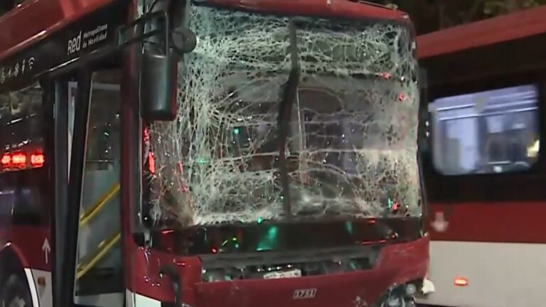 Conductor se habría dormido: Buses del Sistema Red protagonizan fuerte choque en la Alameda